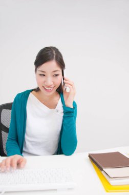 Ofiste çalışan Asyalı kadın.