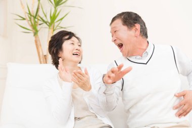 Mutlu üst düzey çift evde eğlenmek 