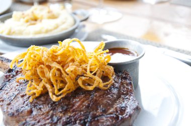 Soslu ve sebzeli domuz rostosu. 