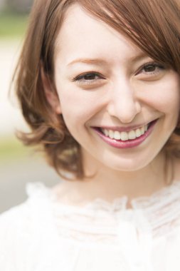 Asyalı kadın dışarıda gülümseyen