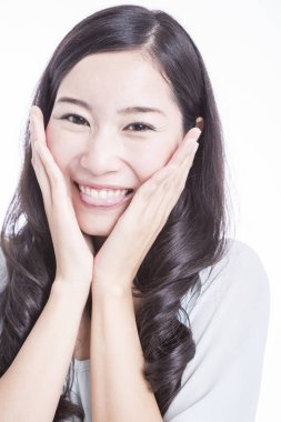 Stüdyoda gülümseyen Asyalı kadının el ele tutuşması.