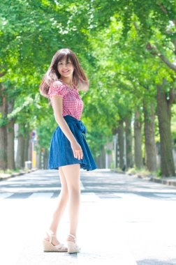 Yaz parkında güzel bir Asyalı genç kadın