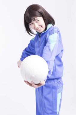 Stüdyoda beyaz toplu Asyalı genç bir kızın portresi.