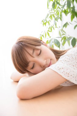 Masada uyuyan Asyalı kadın. 