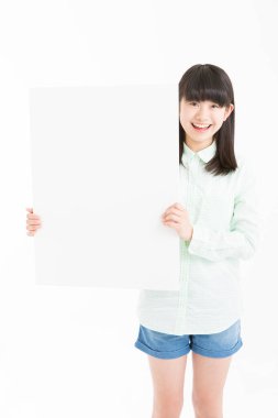 Genç Asyalı kadın elinde boş bir tabela tutuyor..