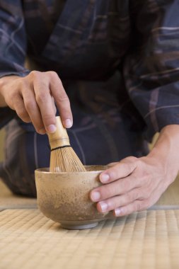 Japon geleneksel çay seremonisi yapan adam.
