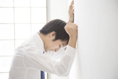 Stresli ya da duvarın yanında duran iş adamı 