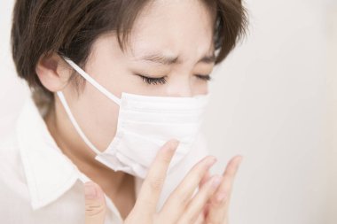 Koruyucu maske takan hasta Asyalı kadın. 