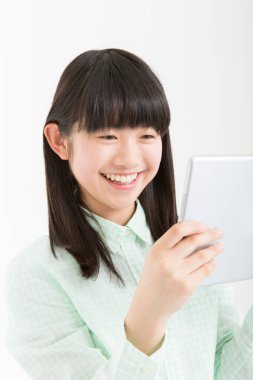 Stüdyoda tabletli Asyalı öğrenci.