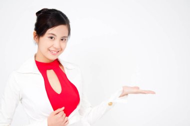 Beyaz takım elbiseli ve kırmızı bluzlu Asyalı kadının stüdyo fotoğrafı.