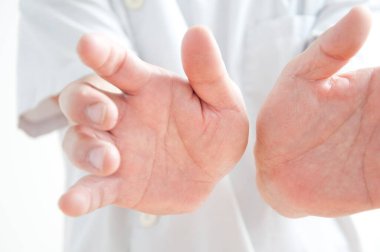 Bir erkek masajcının eli nasıl masaj yapılacağını gösteriyor. 