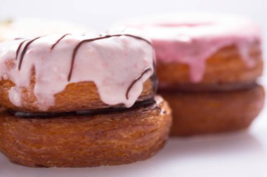 Beyaz arkaplanda tatlı ve renkli pastalar, yakın plan görünümü 