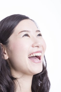 Stüdyoda gülümseyen güzel Asyalı kadın portresi