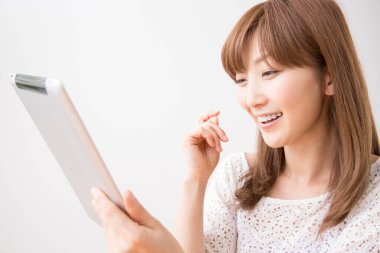 Genç Asyalı kadın Tablet PC'yi kullanma