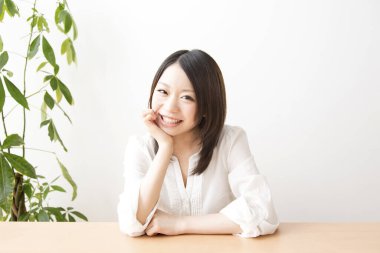 Ofiste oturan Asyalı kadın. 