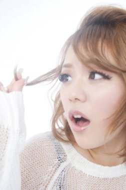 Saç dökülme sorunu olan Asyalı bir kadın. 