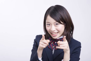 Üniformalı gülümseyen Japon öğrencinin stüdyo portresi.