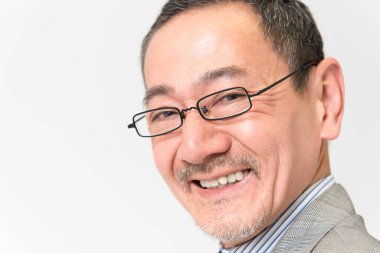 Beyaz arka planda olgun Asyalı erkek portresi