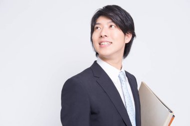 Dosyaları olan Asyalı iş adamı, stüdyo fotoğrafı. 