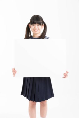 Okul üniformalı güzel bir öğrencinin portresi. Elinde beyaz bir tahta var.