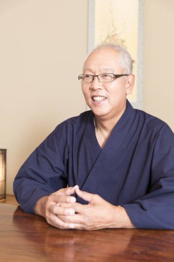 Evdeki kıdemli Japon adamın portresi.