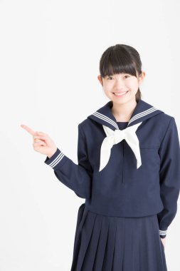 Asyalı liseli kız işaret ediyor.