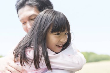 Baba ve kızı dışarıda eğleniyor