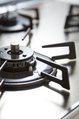 Mutfaktaki ocağın kapağını kapat.