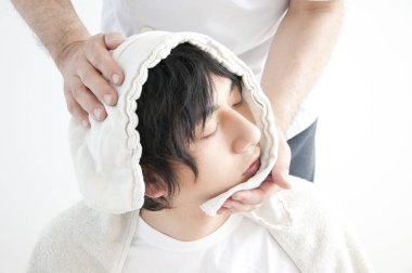 Yaklaş genç adam masaj yaptırıyor.