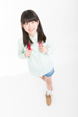 Sırt çantalı genç Asyalı kız beyaz arka planda izole edilmiş. 