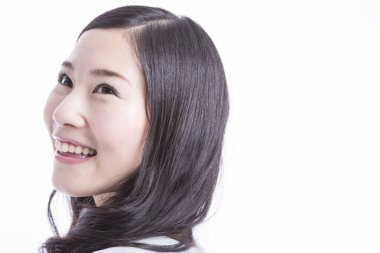 Stüdyoda gülümseyen güzel Asyalı kadın portresi