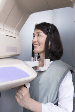 3d jaws x-ray yapan Asyalı kadını kapat