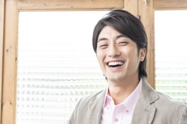 Ofiste gülümseyen mutlu Japon adam. 