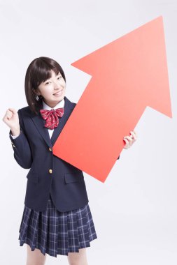 Kırmızı oklu gülümseyen Japon öğrencinin stüdyo portresi.