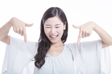 Güzel Asyalı kadının işaret ettiği stüdyo portresi