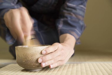Japon geleneksel çay seremonisi yapan adam.
