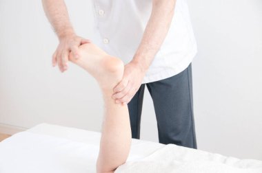 spa merkezinde masaj olan adam 