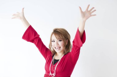 Beyaz arka planda elleri havada güzel bir kadının portresi. 