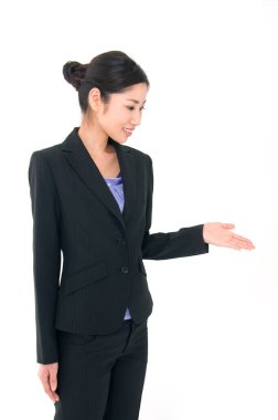 Beyaz arka planda elle izole edilmiş bir şey sunan kadın.. 