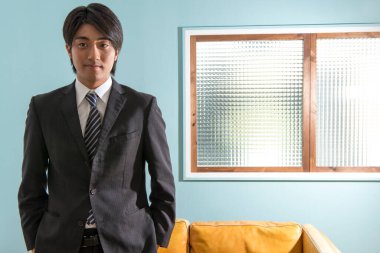 ofiste genç Asyalı işadamı