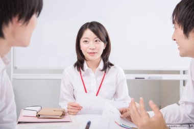 Masadaki genç Asyalı iş adamları 