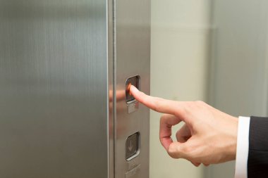 Erkek el asansör düğmesine basıyor