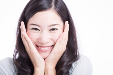 Stüdyoda gülümseyen Asyalı kadının el ele tutuşması.