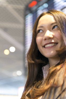 Havaalanı terminalinde güzel bir Japon kadın.