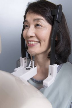 3d jaws x-ray yapan Asyalı kadını kapat