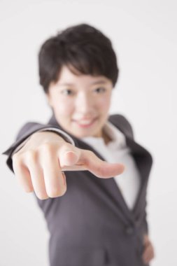 Genç iş kadını kamerayı işaret ediyor.