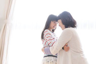 Anne ve kızı yan yana duruyorlar. 