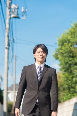 Şehirde yürüyen bir iş adamının portresi