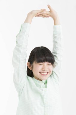 Beyaz arka planda gerinen Asyalı kız