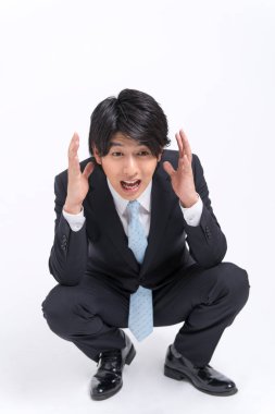 Başı ağrıyan takım elbiseli iş adamı